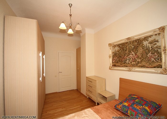 Sludinājumi. Divu guļamistabu dzīvoklis ar plašu dzīvojamo istabu, virtuvi un diviem sanmezgliem (ir vanna un Cena: 900 EUR/mēn Foto #8