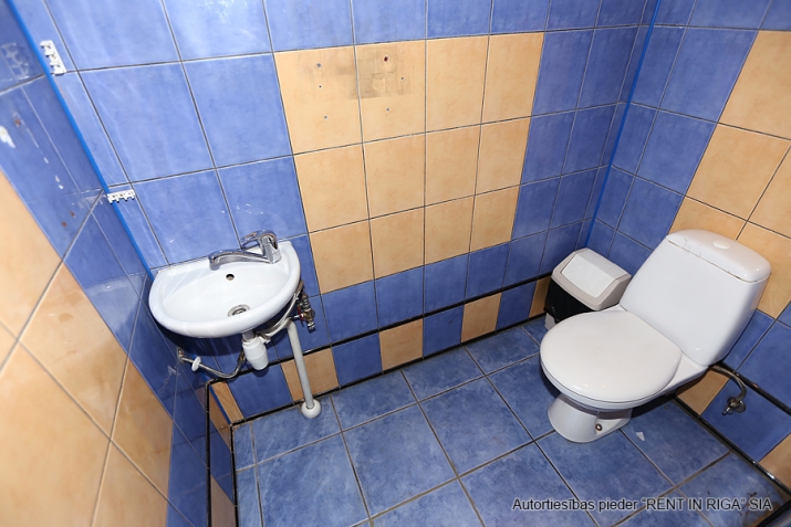 Объявление. Просторное помещение в центре города.  + Городские коммуникации; + Последним арендатором был Цена: 1000 EUR/мес. Foto #8