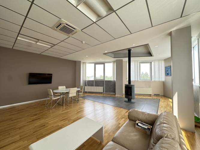 Sludinājumi. Tiek pārdota biroja/tirdzniecības ēka Dārzciemā.  Būve atrodas pie pašas ielas, ar intensīvu auto Cena: 1.1e+06 EUR Foto #6