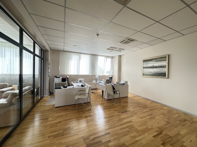 Sludinājumi. Tiek pārdota biroja/tirdzniecības ēka Dārzciemā.  Būve atrodas pie pašas ielas, ar intensīvu auto Cena: 1.1e+06 EUR Foto #7