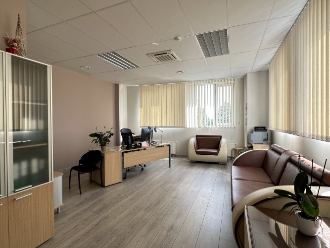 Sludinājumi. Tiek pārdota biroja/tirdzniecības ēka Dārzciemā.  Būve atrodas pie pašas ielas, ar intensīvu auto Cena: 1.1e+06 EUR Foto #8