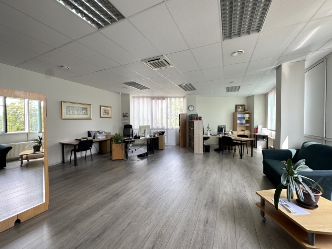 Sludinājumi. Tiek pārdota biroja/tirdzniecības ēka Dārzciemā.  Būve atrodas pie pašas ielas, ar intensīvu auto Cena: 1.1e+06 EUR Foto #9