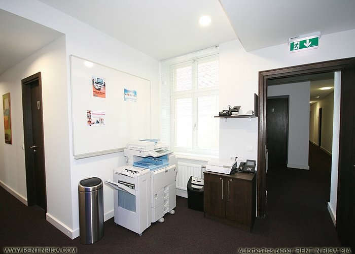 Sludinājumi. Piedāvājam nomāt biroja telpu renovētā ēkā Tērbatas un Dzirnavu ielu krustojumā. Pilnībā aprīkots Cena: 199 EUR/mēn Foto #6