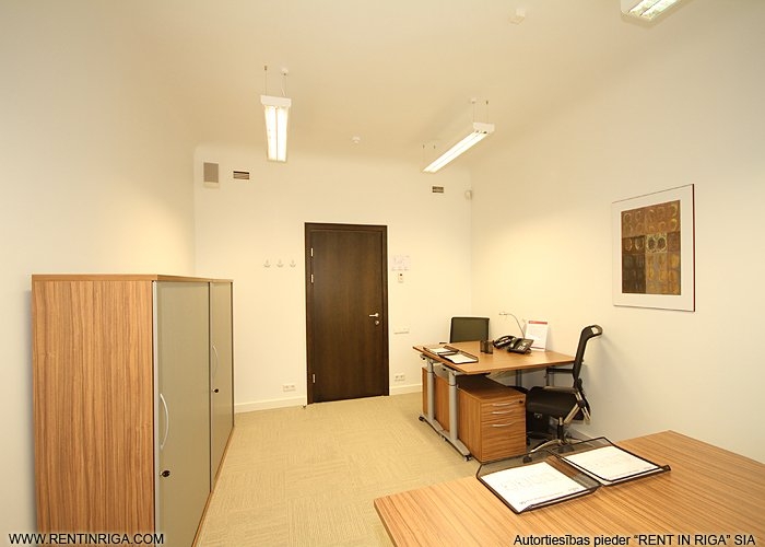 Sludinājumi. Piedāvājam nomāt birojus renovētā ēkā Tērbatas un Dzirnavu ielu krustojumā. Pilnībā aprīkoti un Cena: 568 EUR/mēn Foto #3