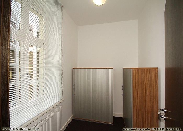 Sludinājumi. Piedāvājam nomāt birojus renovētā ēkā Tērbatas un Dzirnavu ielu krustojumā. Pilnībā aprīkoti un Cena: 1688 EUR/mēn Foto #4