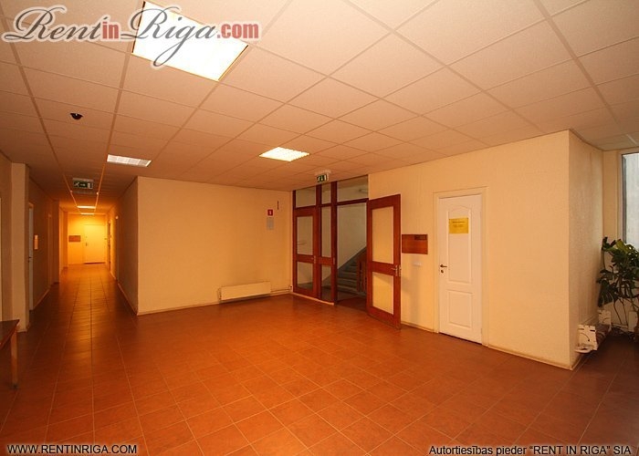 Объявление. Tiek iznomātas biroja telpas pašā Jelgavas centrā.   Katrā stāvā ir savas tualetes atsevišķi gan Цена: 203 EUR/мес. Foto #4
