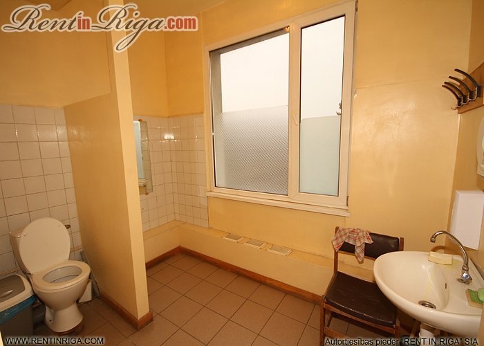 Объявление. Tiek iznomātas biroja telpas pašā Jelgavas centrā.   Katrā stāvā ir savas tualetes atsevišķi gan Цена: 203 EUR/мес. Foto #6