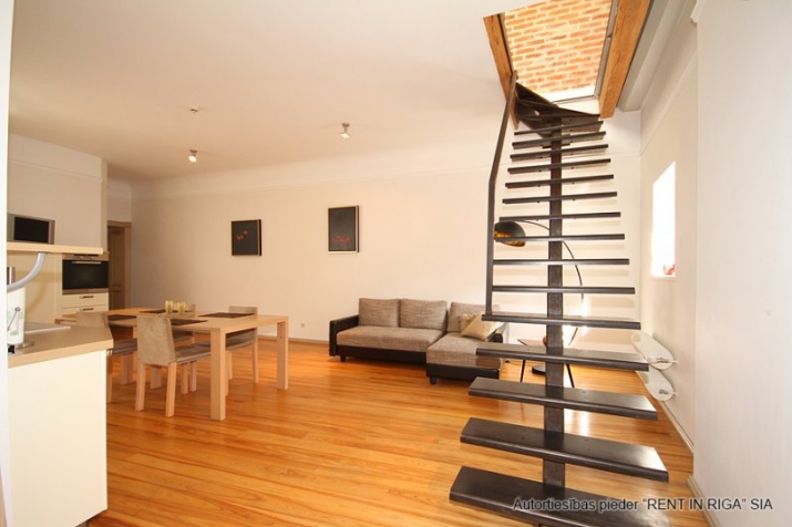 Sludinājumi. Tiek izīrēts divstāvīgs dzīvoklis, dzīvokļa otrajā stāvā izvietots ziemas dārzs ar kamīnu un terase Cena: 950 EUR/mēn Foto #1