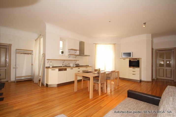 Sludinājumi. Tiek izīrēts divstāvīgs dzīvoklis, dzīvokļa otrajā stāvā izvietots ziemas dārzs ar kamīnu un terase Cena: 950 EUR/mēn Foto #2