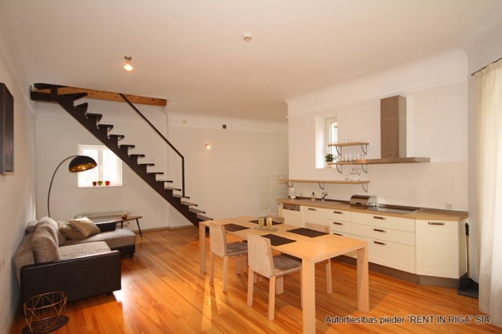 Sludinājumi. Tiek izīrēts divstāvīgs dzīvoklis, dzīvokļa otrajā stāvā izvietots ziemas dārzs ar kamīnu un terase Cena: 950 EUR/mēn Foto #3