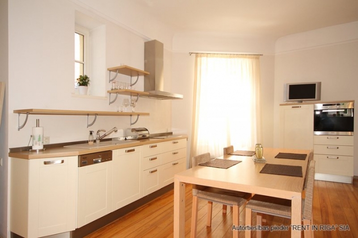 Sludinājumi. Tiek izīrēts divstāvīgs dzīvoklis, dzīvokļa otrajā stāvā izvietots ziemas dārzs ar kamīnu un terase Cena: 950 EUR/mēn Foto #4