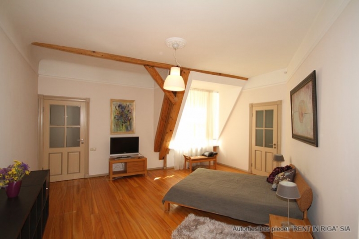 Sludinājumi. Tiek izīrēts divstāvīgs dzīvoklis, dzīvokļa otrajā stāvā izvietots ziemas dārzs ar kamīnu un terase Cena: 950 EUR/mēn Foto #6