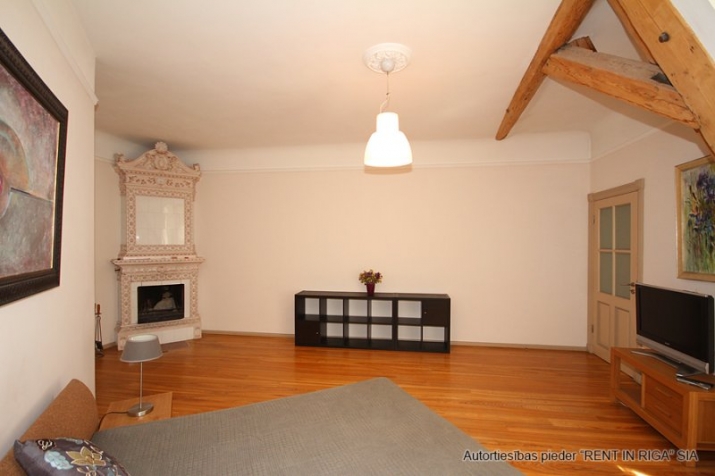 Sludinājumi. Tiek izīrēts divstāvīgs dzīvoklis, dzīvokļa otrajā stāvā izvietots ziemas dārzs ar kamīnu un terase Cena: 950 EUR/mēn Foto #7