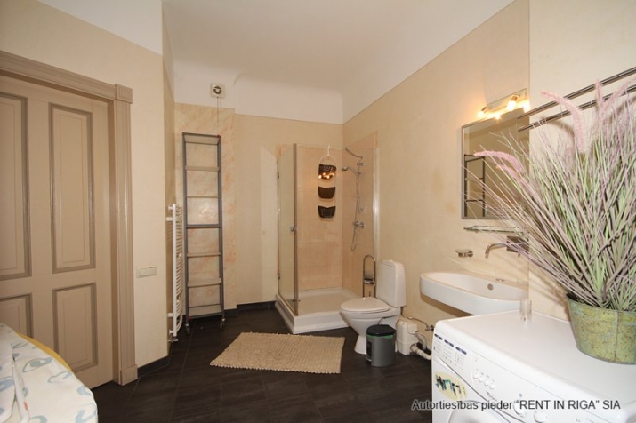 Sludinājumi. Tiek izīrēts divstāvīgs dzīvoklis, dzīvokļa otrajā stāvā izvietots ziemas dārzs ar kamīnu un terase Cena: 950 EUR/mēn Foto #8