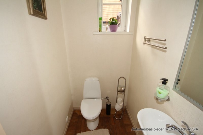 Sludinājumi. Tiek izīrēts divstāvīgs dzīvoklis, dzīvokļa otrajā stāvā izvietots ziemas dārzs ar kamīnu un terase Cena: 950 EUR/mēn Foto #9