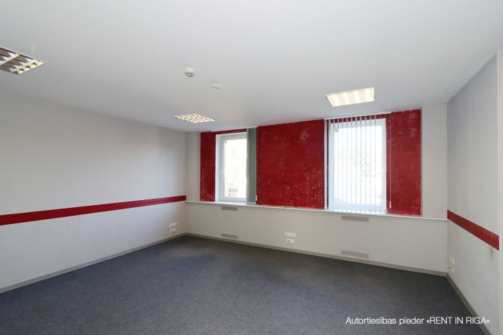 Объявление. Сдается офисное помещение на Тейке. Второй этаж, городское отопление. Санузел, душевая, место для Цена: 450 EUR/мес. Foto #4