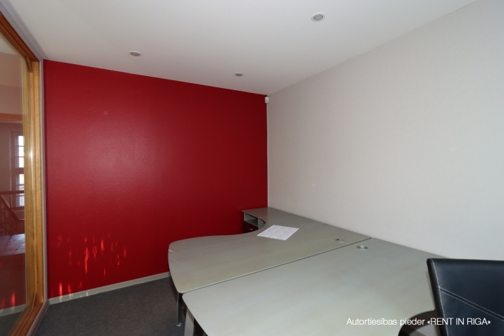 Объявление. Сдается офисное помещение на Тейке. Второй этаж, городское отопление. Санузел, душевая, место для Цена: 450 EUR/мес. Foto #3