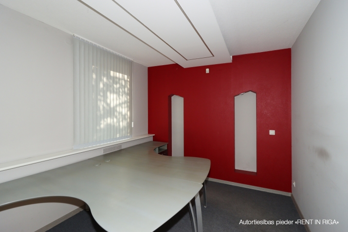 Объявление. Сдается офисное помещение на Тейке. Второй этаж, городское отопление. Санузел, душевая, место для Цена: 450 EUR/мес. Foto #2