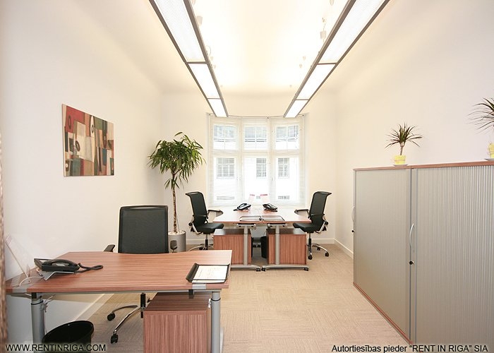 Sludinājumi. Piedāvājam nomāt pilnībā aprīkotu un mēbelētu biroju renovētā ēkā Tērbatas un Dzirnavu ielu Cena: 228 EUR/mēn Foto #1