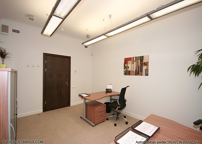 Sludinājumi. Piedāvājam nomāt pilnībā aprīkotu un mēbelētu biroju renovētā ēkā Tērbatas un Dzirnavu ielu Cena: 228 EUR/mēn Foto #2
