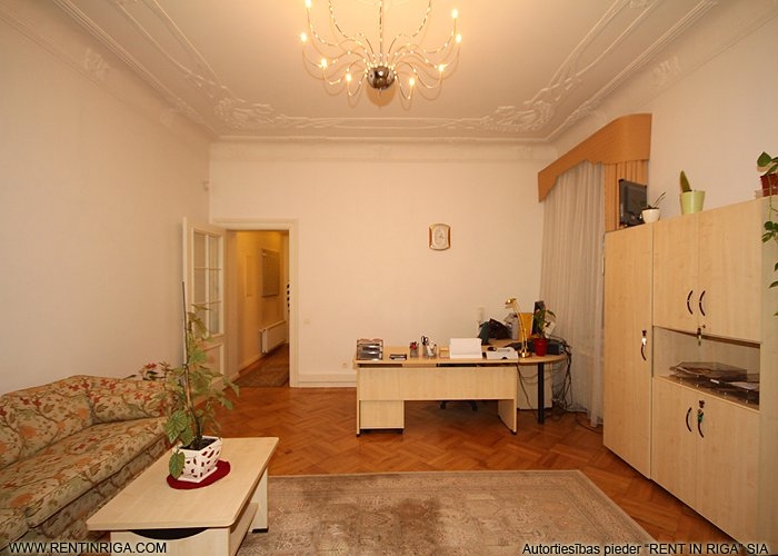 Sludinājumi. Lieliska iespēja ierīkot sev biroju klusā centra rajonā, vēsturiskā namā. Telpas ir ar kvalitatīvu Cena: 2535 EUR/mēn Foto #5