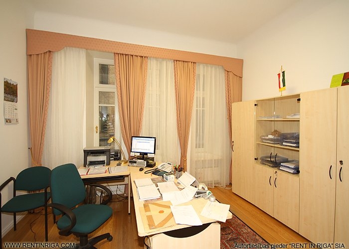 Sludinājumi. Lieliska iespēja ierīkot sev biroju klusā centra rajonā, vēsturiskā namā. Telpas ir ar kvalitatīvu Cena: 2535 EUR/mēn Foto #7