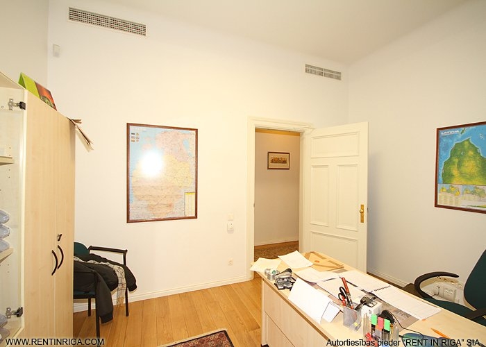 Sludinājumi. Lieliska iespēja ierīkot sev biroju klusā centra rajonā, vēsturiskā namā. Telpas ir ar kvalitatīvu Cena: 2535 EUR/mēn Foto #8