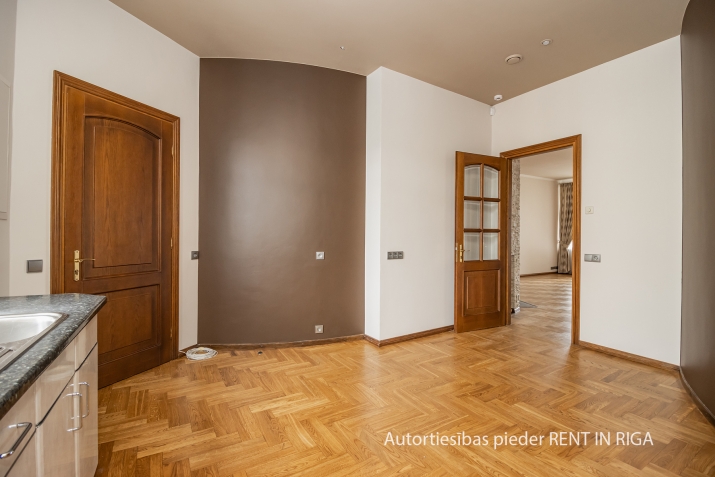 Sludinājumi. Iznomā ekskluzīvas biroja telpas vienā no Rīgas prestižākajiem namiem.  No tā logiem paveras Cena: 2000 EUR/mēn Foto #7