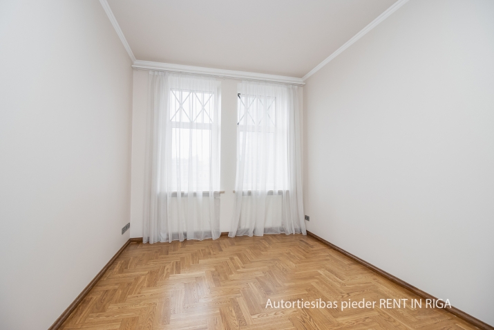 Sludinājumi. Iznomā ekskluzīvas biroja telpas vienā no Rīgas prestižākajiem namiem.  No tā logiem paveras Cena: 2000 EUR/mēn Foto #8