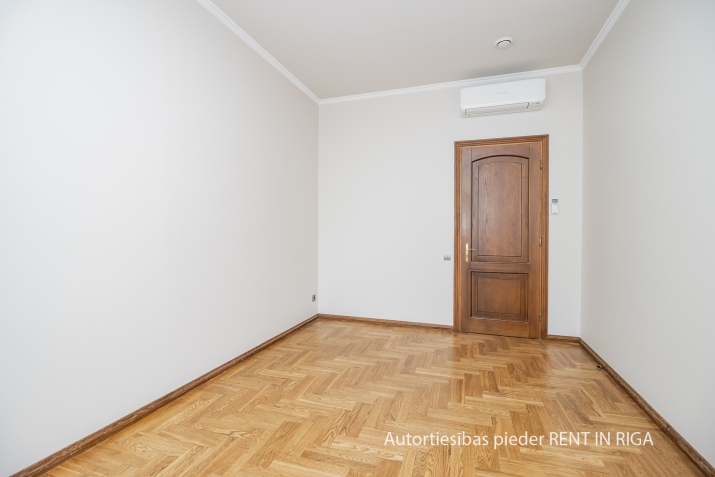 Sludinājumi. Iznomā ekskluzīvas biroja telpas vienā no Rīgas prestižākajiem namiem.  No tā logiem paveras Cena: 2000 EUR/mēn Foto #9