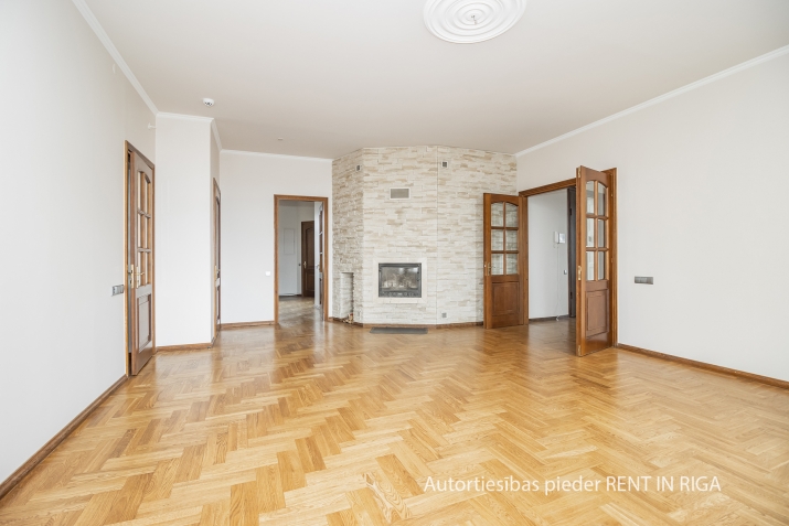 Sludinājumi. Iznomā ekskluzīvas biroja telpas vienā no Rīgas prestižākajiem namiem.  No tā logiem paveras Cena: 2000 EUR/mēn Foto #2