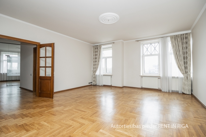 Sludinājumi. Iznomā ekskluzīvas biroja telpas vienā no Rīgas prestižākajiem namiem.  No tā logiem paveras Cena: 2000 EUR/mēn Foto #3