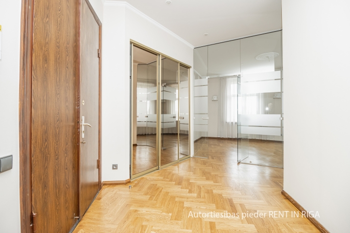 Sludinājumi. Iznomā ekskluzīvas biroja telpas vienā no Rīgas prestižākajiem namiem.  No tā logiem paveras Cena: 2000 EUR/mēn Foto #6