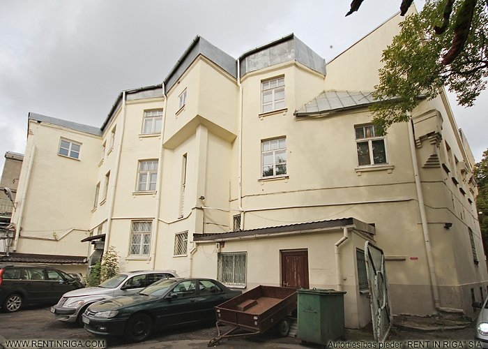 Объявление. Отдельно стоящее 3-х этажное здание в центре. Доступен через 6-8 месяцев после ремонта.   + Площадь Цена: 14520 EUR/мес. Foto #1