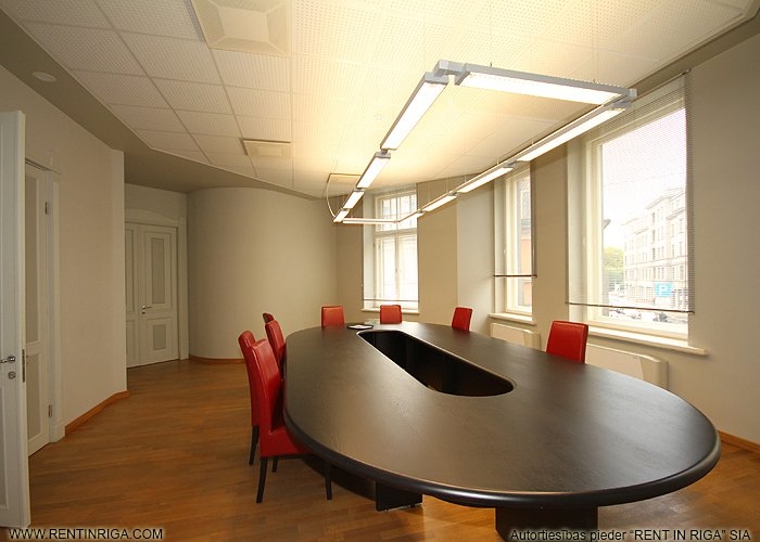 Sludinājumi. Iznomā ekskluzīvas biroja telpas ar pilnu apdari, pašā Rīgas centrā, Dzirnavu un Tērbatas ielu Cena: 3576 EUR/mēn Foto #1