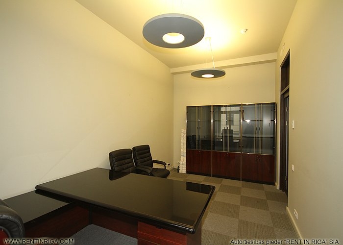 Sludinājumi. Iznomā ekskluzīvas biroja telpas ar pilnu apdari, pašā Rīgas centrā, Dzirnavu un Tērbatas ielu Cena: 1987 EUR/mēn Foto #6