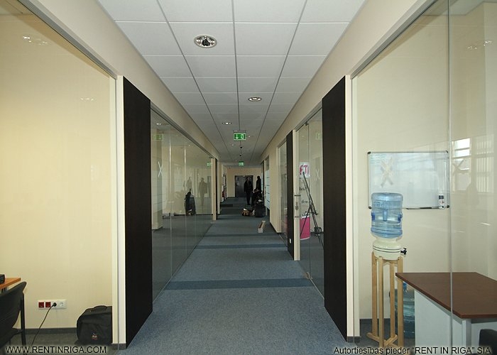 Sludinājumi. Iznomā biroja telpas renovētā biroju ēkā Pļavniekos.  + 2. stāvs. + Platība sastāv no atvērtas Cena: 962 EUR/mēn Foto #3