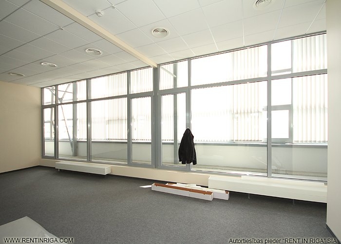 Sludinājumi. Iznomā biroja telpas renovētā biroju ēkā Pļavniekos.  + 2. stāvs. + Platība sastāv no atvērtas Cena: 962 EUR/mēn Foto #4