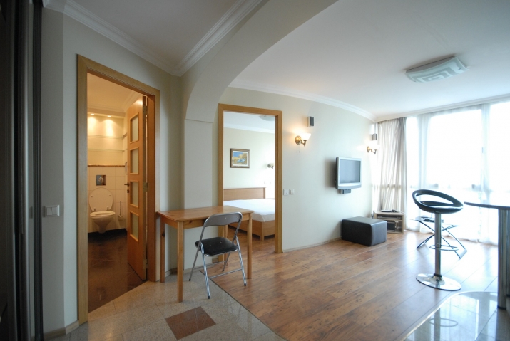 Sludinājumi. No 1.septembra ilgtermiņā tiek izīrēts divistabu dzīvoklis ar izolētu guļamistabu un studio tipa Cena: 530 EUR/mēn Foto #1