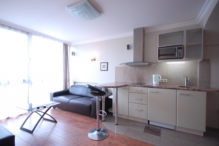 Sludinājumi. No 1.septembra ilgtermiņā tiek izīrēts divistabu dzīvoklis ar izolētu guļamistabu un studio tipa Cena: 530 EUR/mēn Foto #3