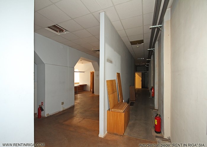 Sludinājumi. Iznomā tirdzniecības/biroja telpas VEF\'ā.  + 1. stāvs. + Platība sastāv no zāles un vairākiem Cena: 2340 EUR/mēn Foto #7