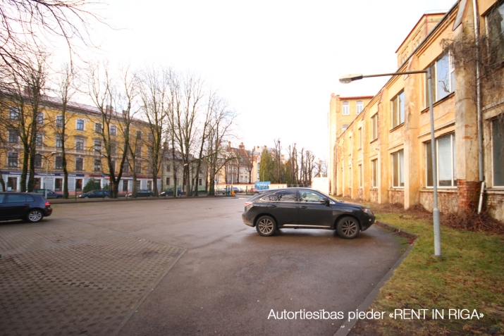 Sludinājumi. Iznomā tirdzniecības/biroja telpas VEF\'ā.  + 1. stāvs. + Platība sastāv no zāles un vairākiem Cena: 2340 EUR/mēn Foto #4