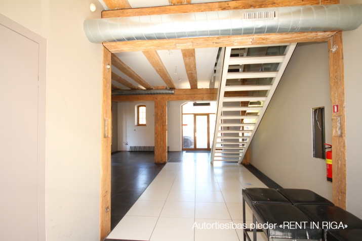 Sludinājumi. Iznomā telpas tirdzniecībai un birojam Centrā, Spīķeros, kuras izvietotas trīs stāvos- katrā stāvā Cena: 2788 EUR/mēn Foto #2