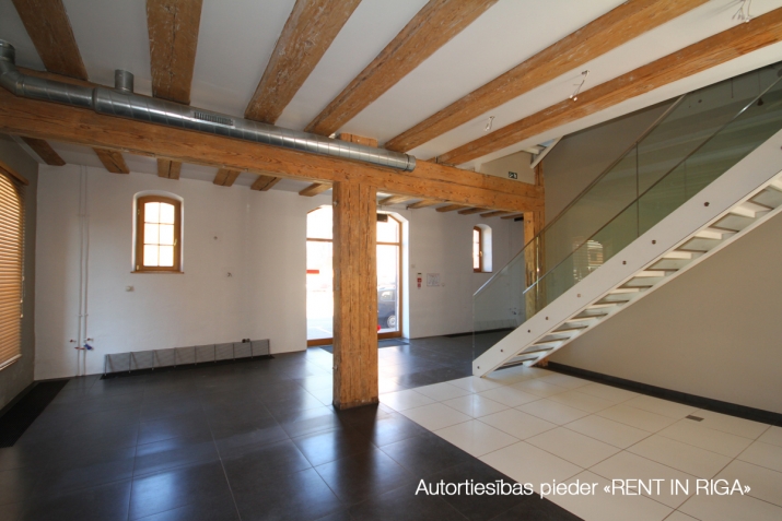 Sludinājumi. Iznomā telpas tirdzniecībai un birojam Centrā, Spīķeros, kuras izvietotas trīs stāvos- katrā stāvā Cena: 2788 EUR/mēn Foto #3