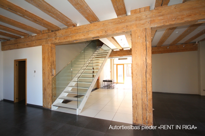 Sludinājumi. Iznomā telpas tirdzniecībai un birojam Centrā, Spīķeros, kuras izvietotas trīs stāvos- katrā stāvā Cena: 2788 EUR/mēn Foto #4