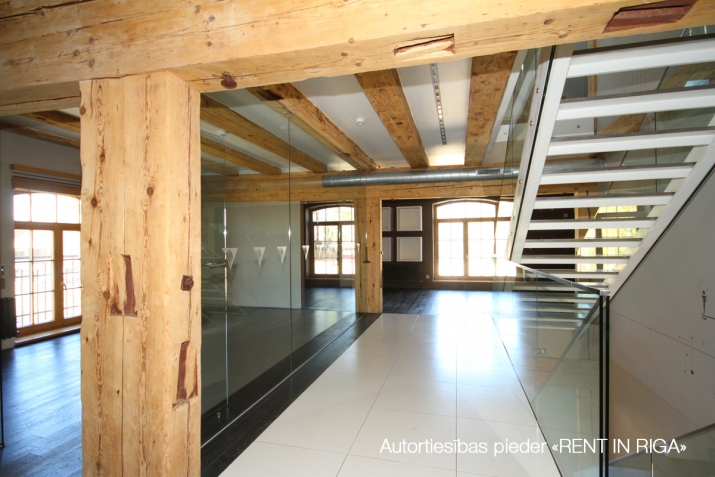 Sludinājumi. Iznomā telpas tirdzniecībai un birojam Centrā, Spīķeros, kuras izvietotas trīs stāvos- katrā stāvā Cena: 2788 EUR/mēn Foto #5
