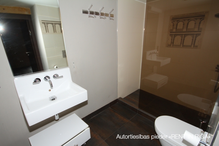 Sludinājumi. Iznomā telpas tirdzniecībai un birojam Centrā, Spīķeros, kuras izvietotas trīs stāvos- katrā stāvā Cena: 2788 EUR/mēn Foto #7