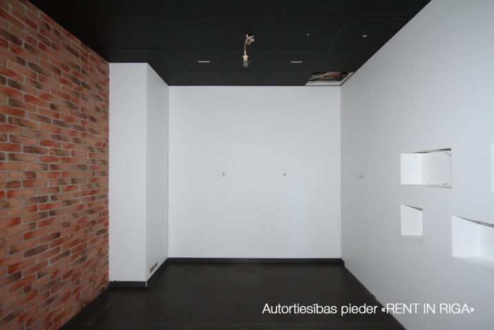 Sludinājumi. Iznomā telpas tirdzniecībai un birojam Centrā, Spīķeros, kuras izvietotas trīs stāvos- katrā stāvā Cena: 2788 EUR/mēn Foto #6