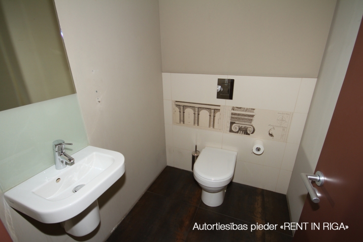 Sludinājumi. Iznomā telpas tirdzniecībai un birojam Centrā, Spīķeros, kuras izvietotas trīs stāvos- katrā stāvā Cena: 2788 EUR/mēn Foto #9