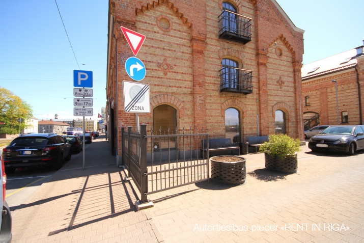 Sludinājumi. Iznomā telpas tirdzniecībai un birojam Centrā, Spīķeros, kuras izvietotas trīs stāvos- katrā stāvā Cena: 2788 EUR/mēn Foto #1